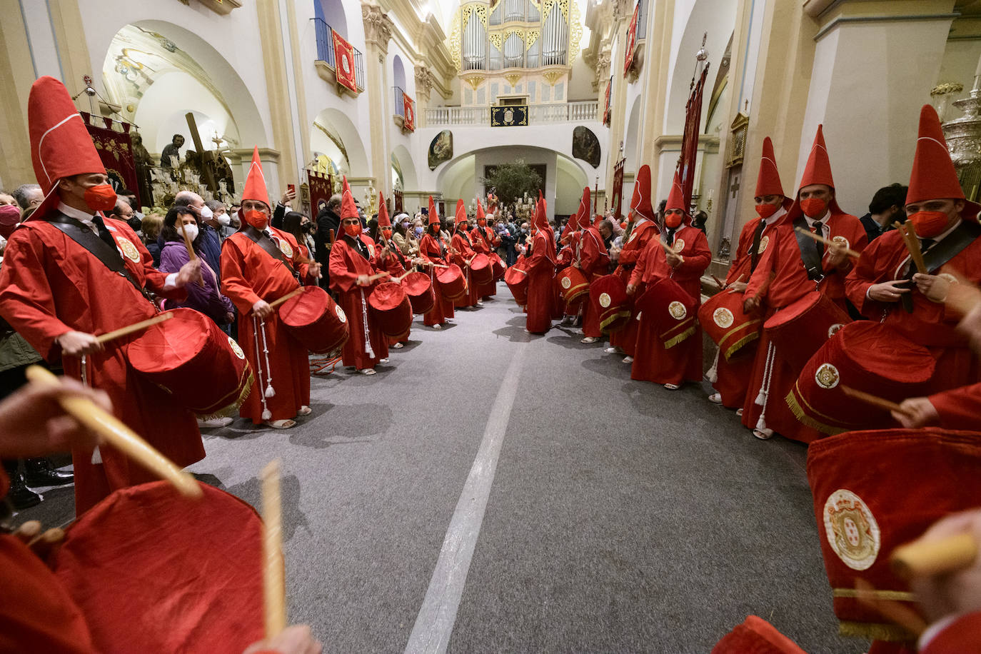 Fotos: La lluvia obliga a los &#039;coloraos&#039; a suspender la procesión del Miércoles Santo en Murcia