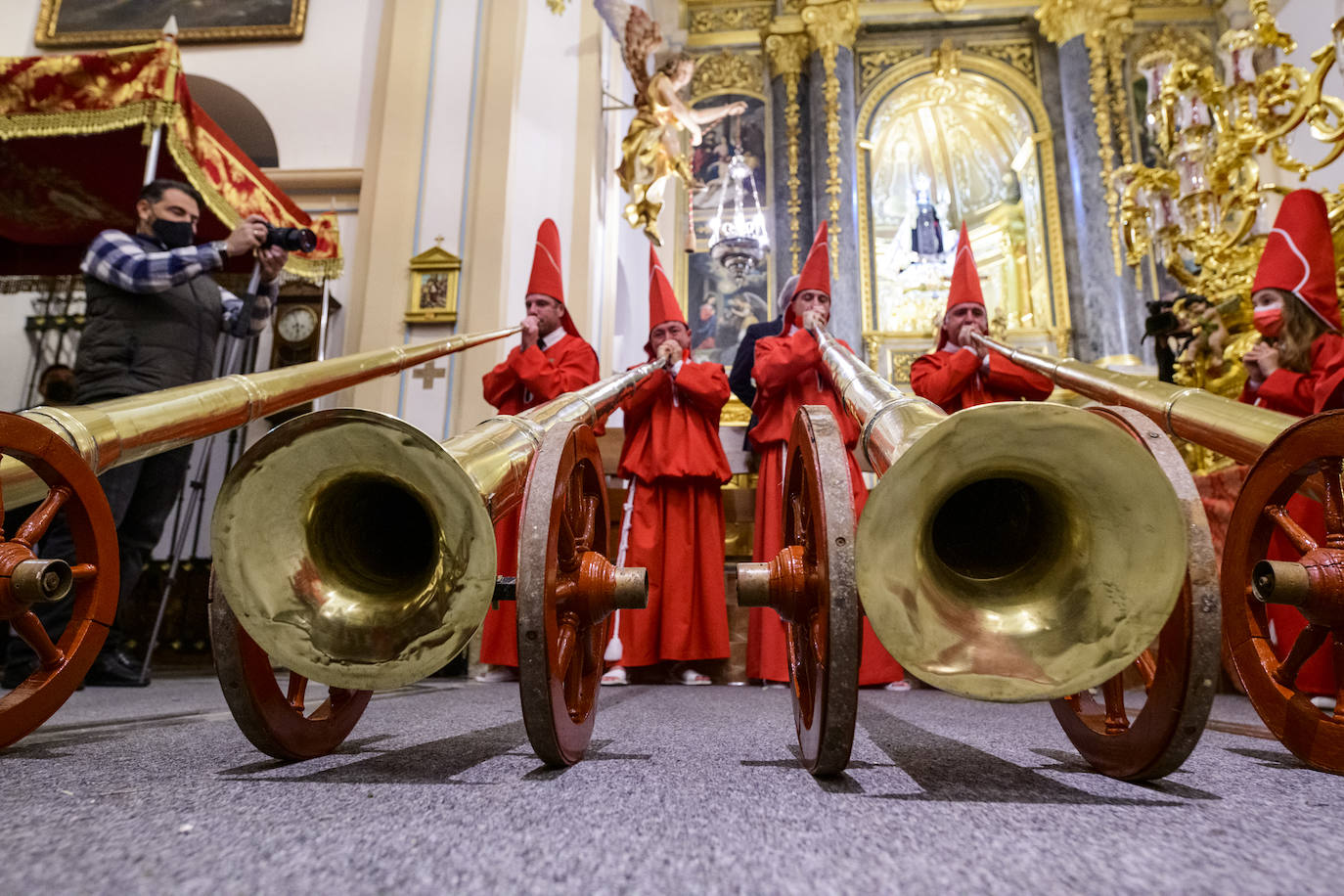 Fotos: La lluvia obliga a los &#039;coloraos&#039; a suspender la procesión del Miércoles Santo en Murcia