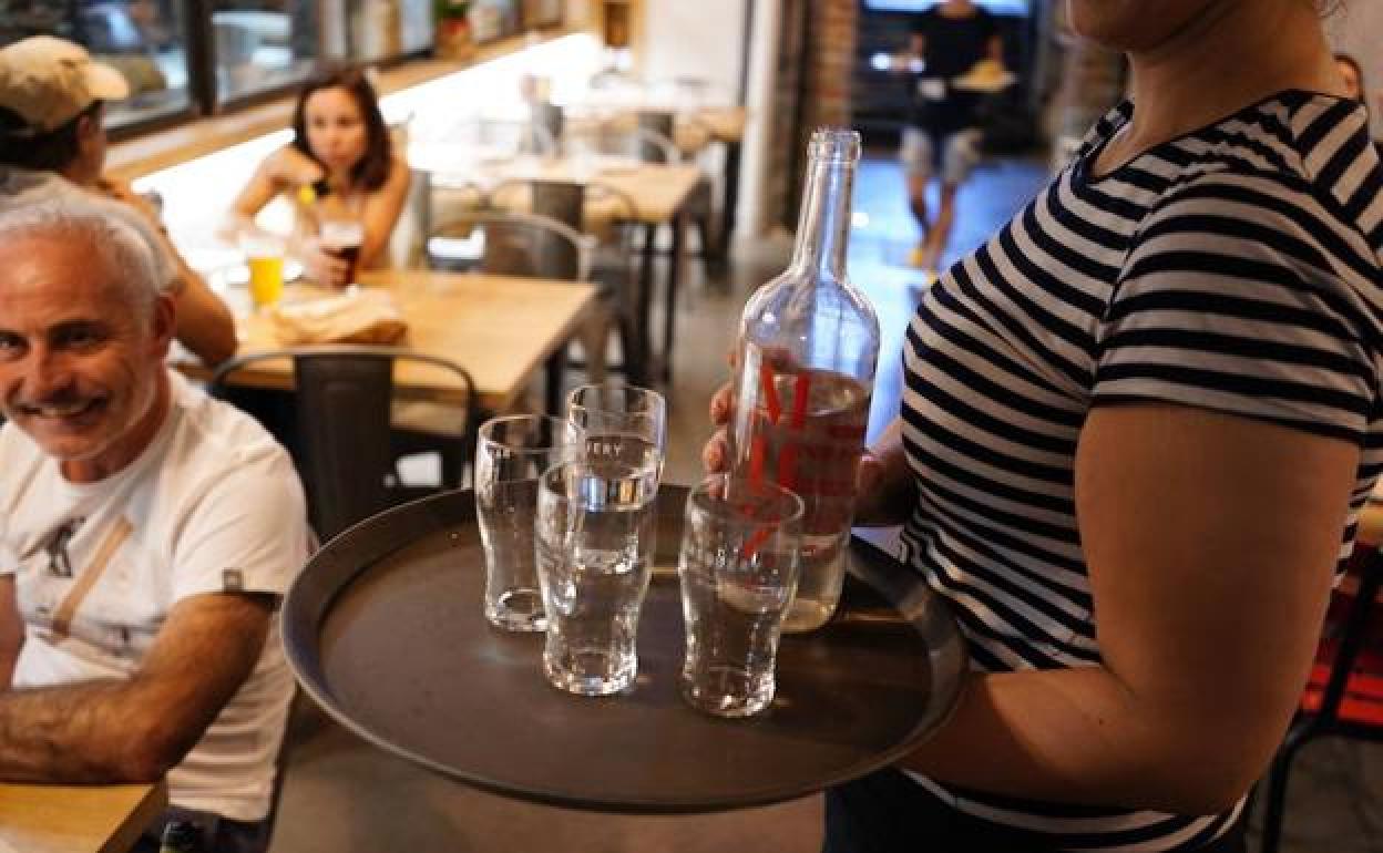 En bares y restaurantes ya es obligatorio que te sirvan agua gratis