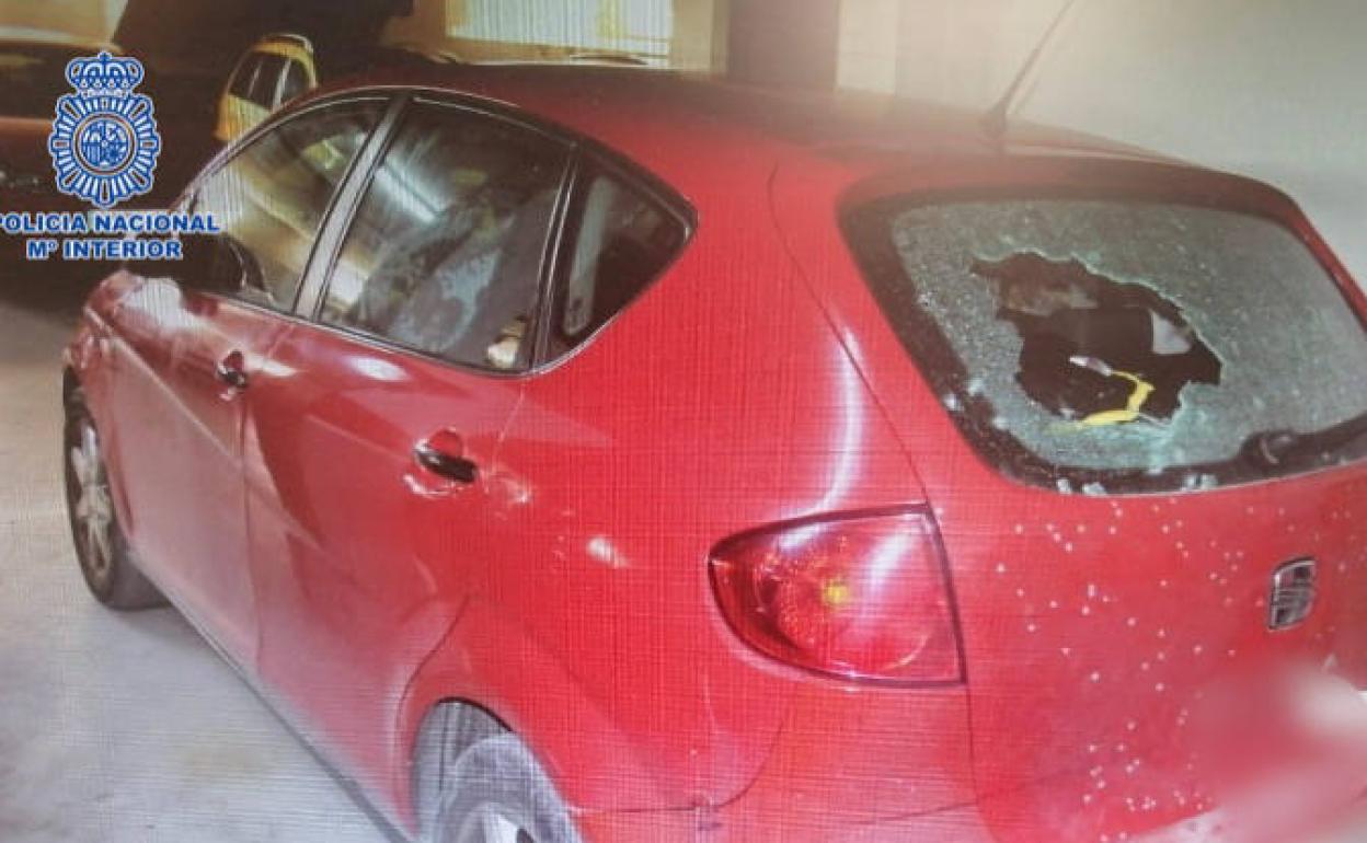 El coche de la víctima, después de haber sido disparado.