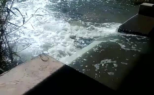 Imagen de los vertidos de la Rambla del Albujón en su desembocadura al Mar Menor este miércoles. 