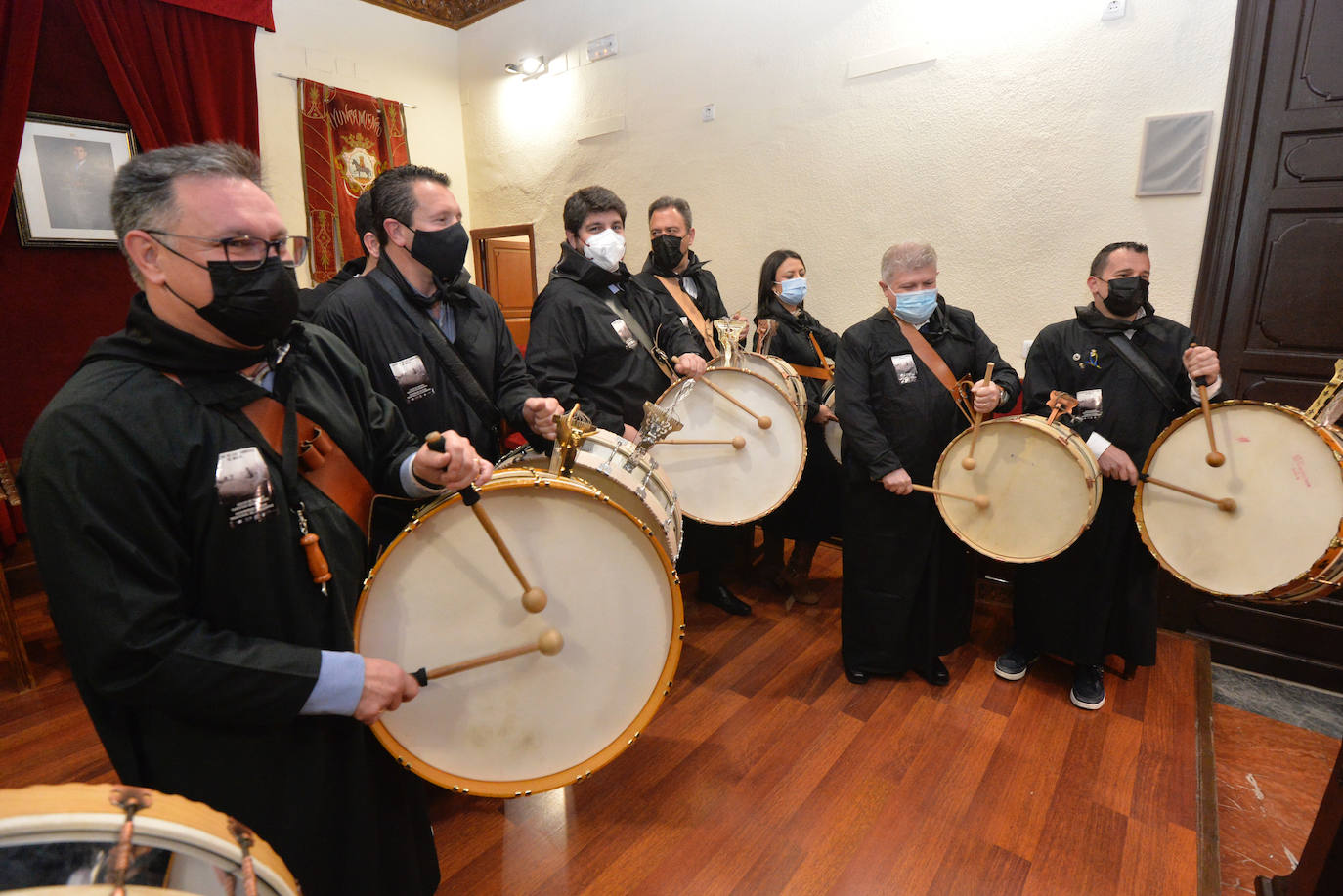 Fotos: La tamborada puede con la lluvia en Mula