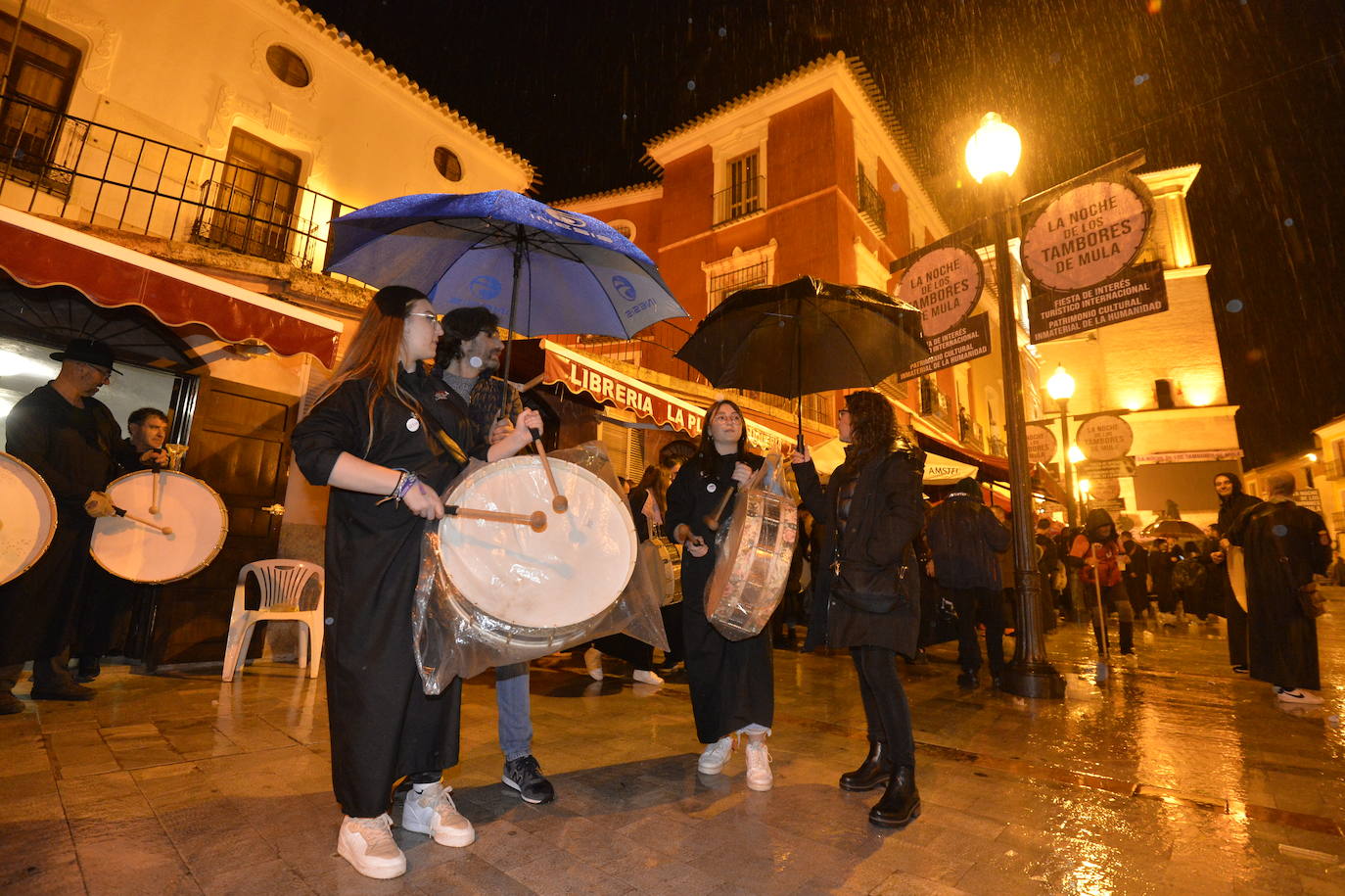 Fotos: La tamborada puede con la lluvia en Mula