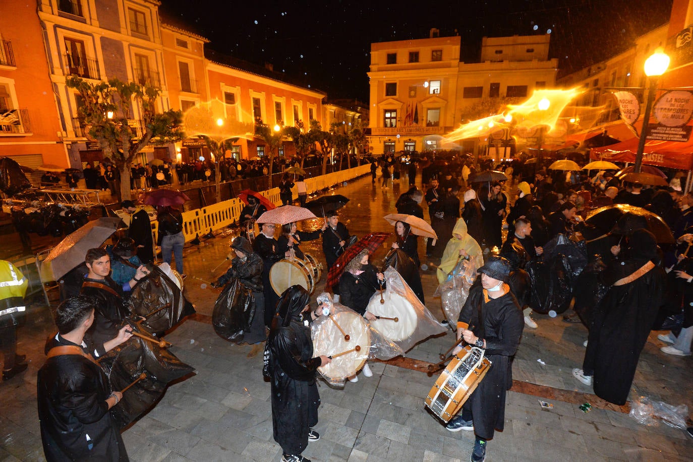 Fotos: La tamborada puede con la lluvia en Mula