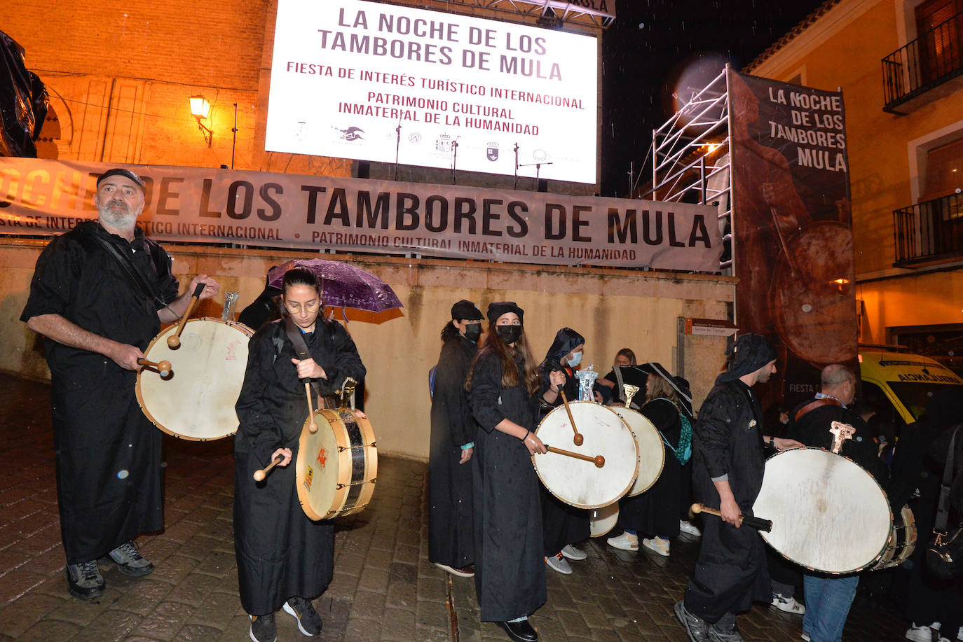 Fotos: La tamborada puede con la lluvia en Mula