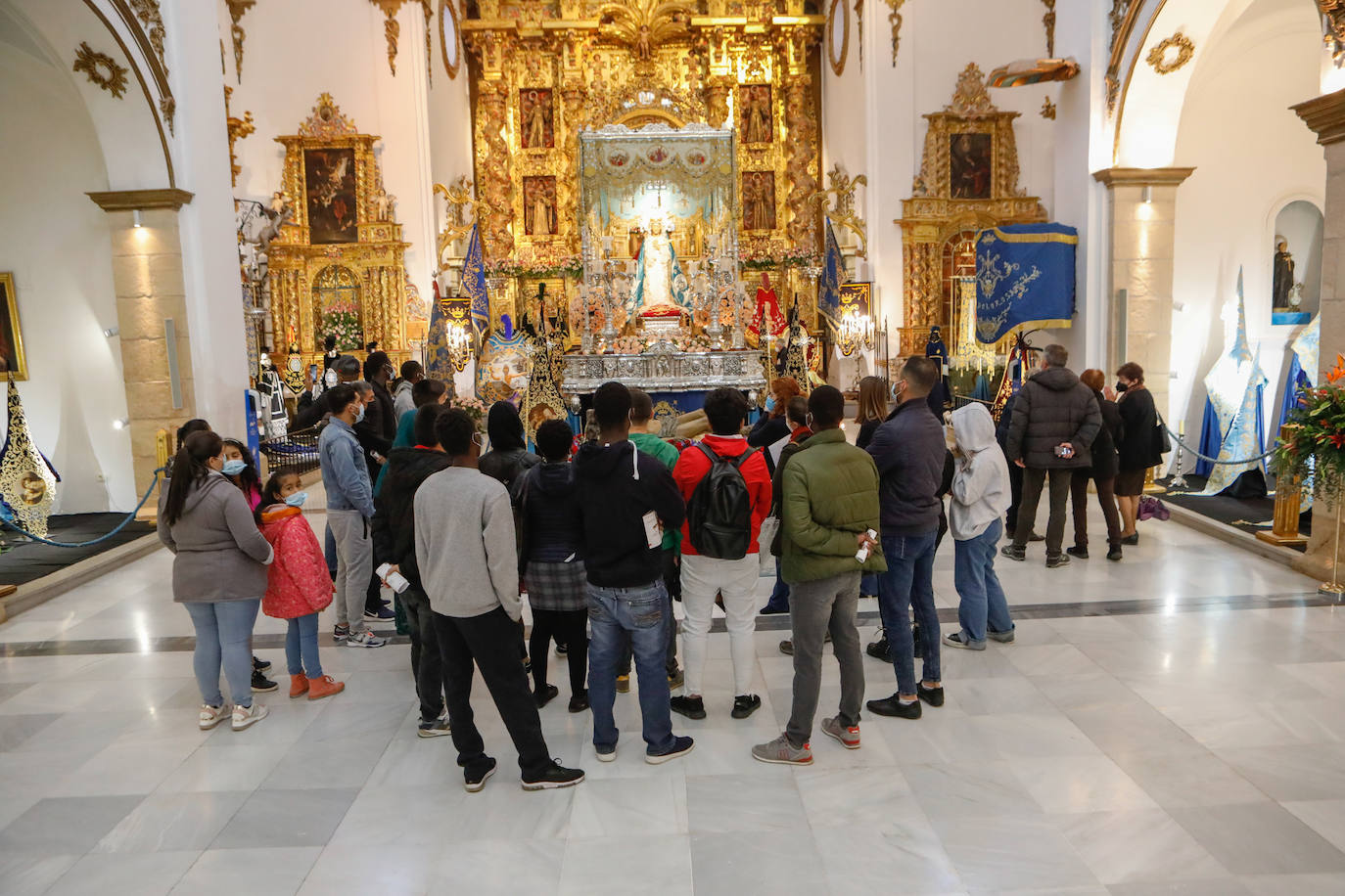 Fotos: Cofrades blancos y azules exponen sus bordados en Lorca