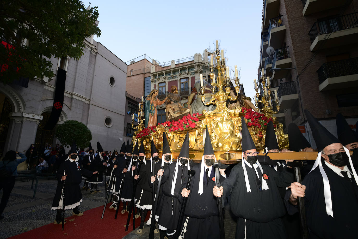 Fotos: Las cofradías de Servitas, el Santo Sepulcro y la Misericordia cierra el Viernes Santo