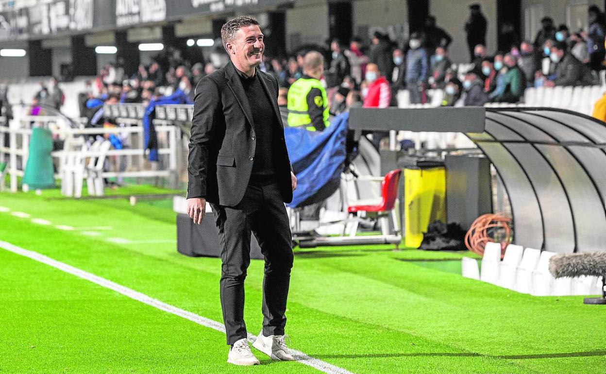 Luis Carrión, técnico del Efesé, sonríe en un partido de esta temporada. 