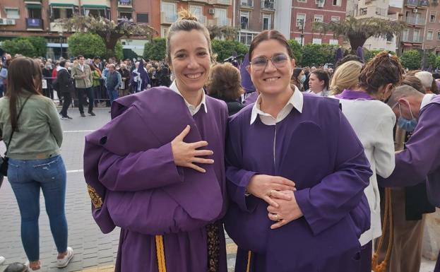 Gloria Beltrán e Isabel Cano, penitentes de Nuestro Padre Jesús Nazareno, instantes antes de salir.