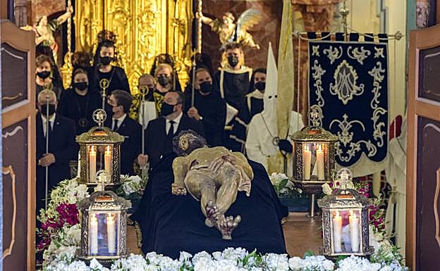 Galería. Imagen del Santísimo Cristo Yacente a la salida de la iglesia museo de San Juan de Dios.