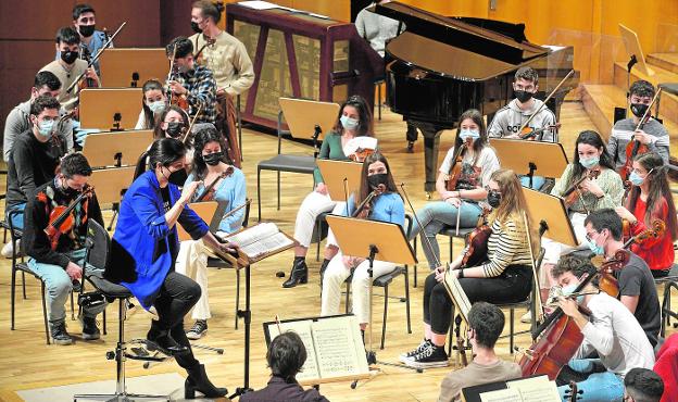 Ensayo de la Orquesta de Jóvenes de la Región de Murcia, dirigida por Virginia Martínez, este jueves en el Auditorio Víctor Villegas. 