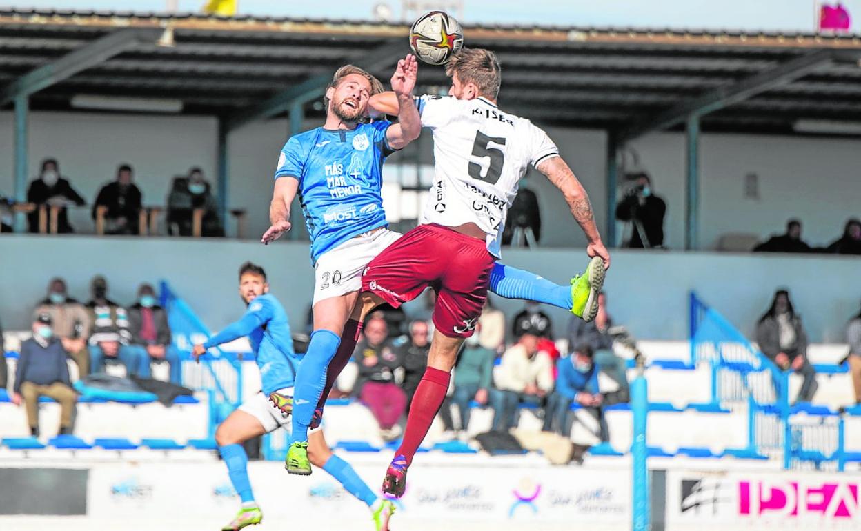 Titi, del Mar Menor, y Kaiser, del Alzira, pelean por un balón aéreo. 