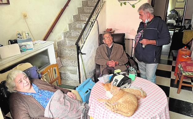 José Antonio (d), junto a sus padres, en la vivienda donde residen en Cieza.