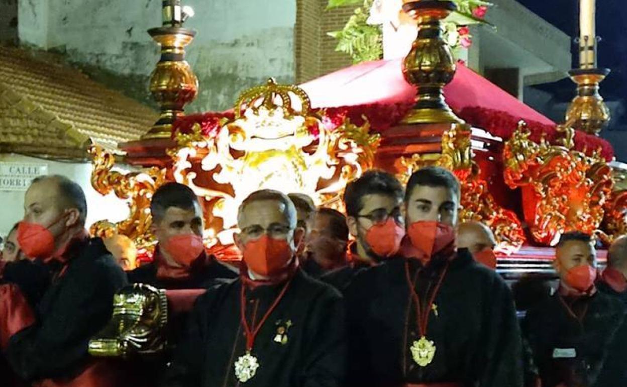 El alcalde de La Unión cumple su promesa de pasear al Cristo de los Mineros