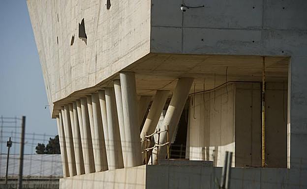 Detalle de la estructura del edificio, con las obras a la mitad. 