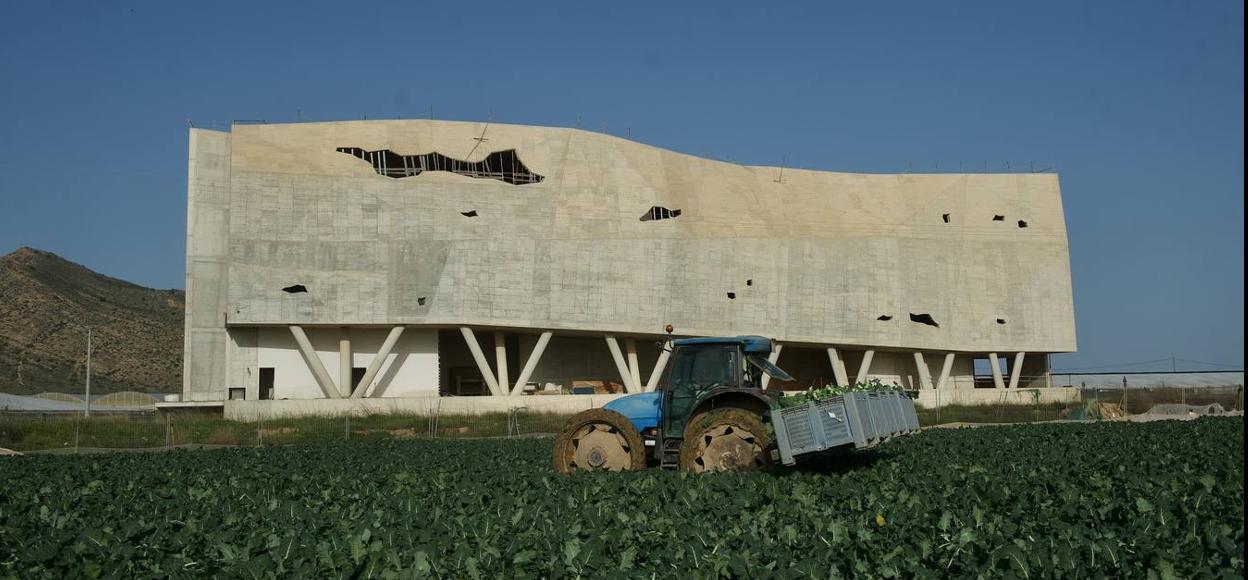Imagen del inmueble abandonado, el pasado viernes, con un tractor en primer término. 