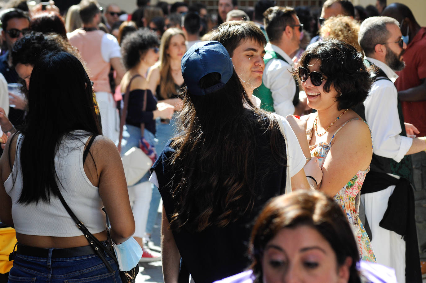 Decenas de personas, en la calle, este martes en el Bando de la Huerta. 