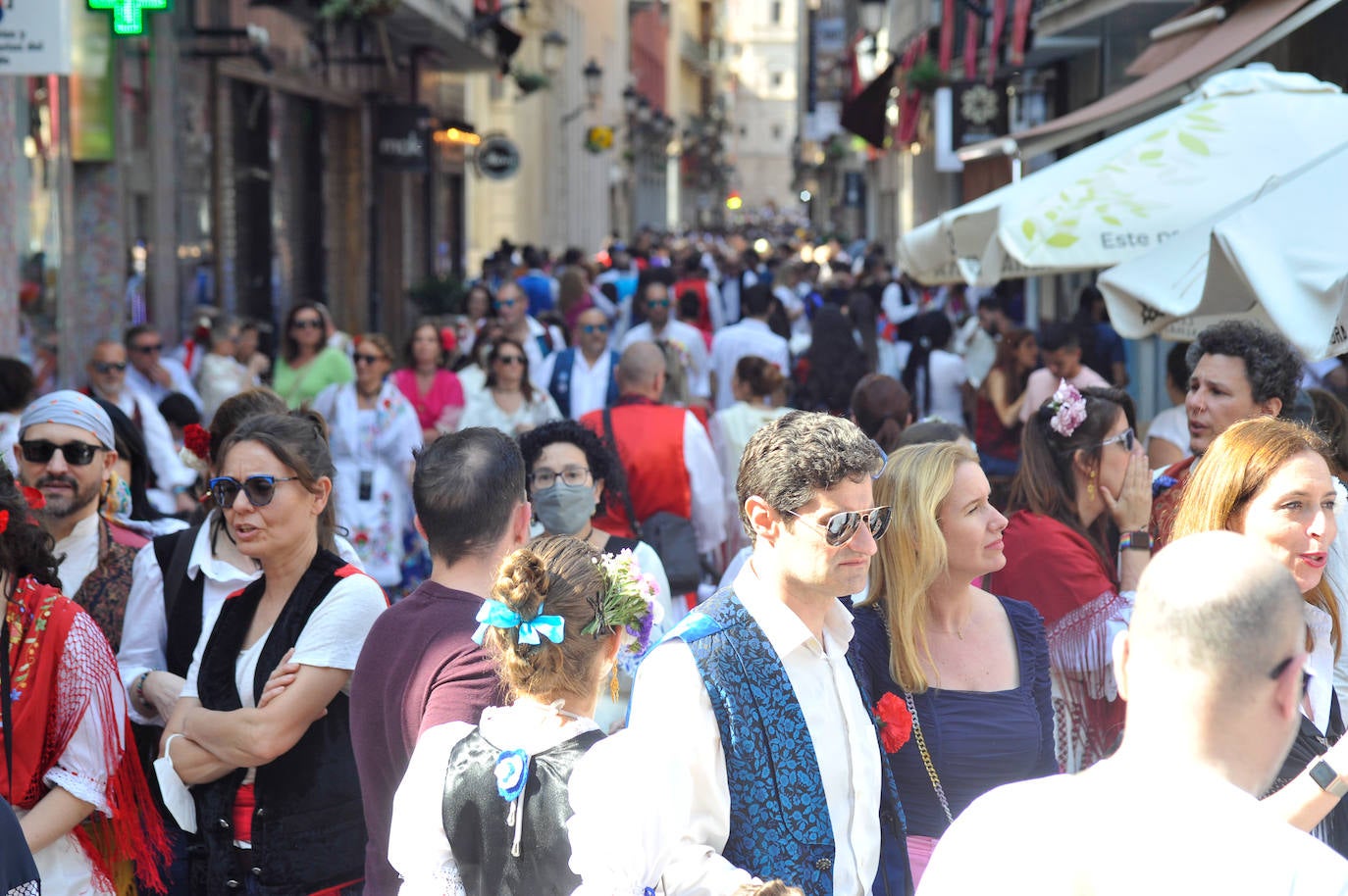 Decenas de personas, en la calle, este martes en el Bando de la Huerta. 