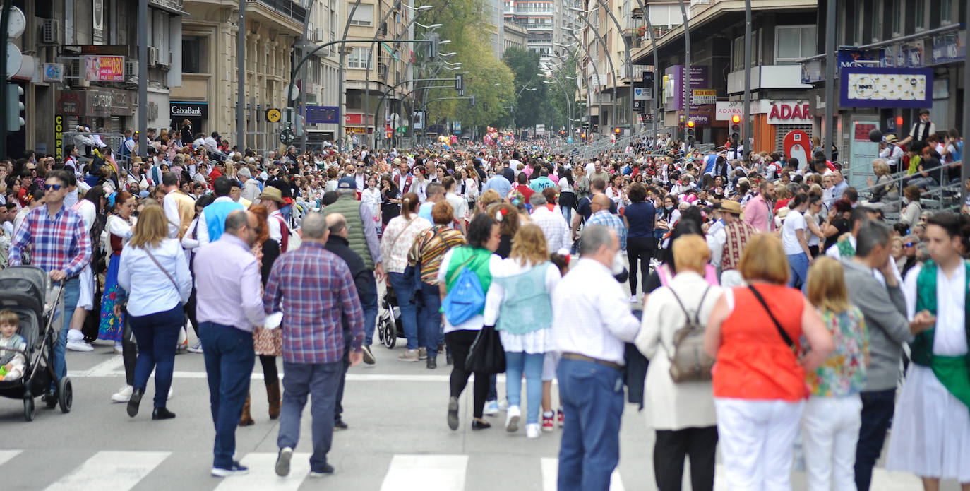 Decenas de personas, en la calle, este martes en el Bando de la Huerta. 