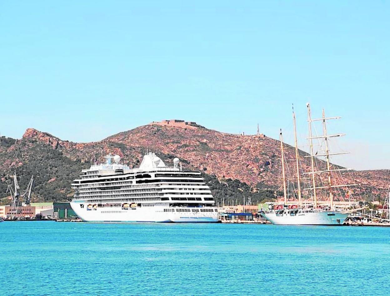 Los dos cruceros llegados el domingo, atracados. 