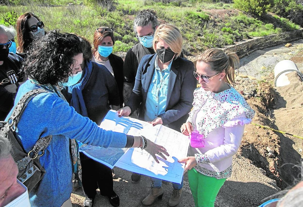 Arroyo y Castejón, ayer, con vecinos en Llano del Beal. 