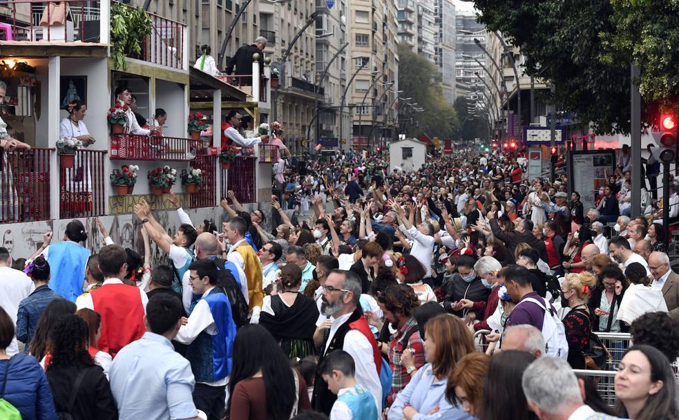 Miles de personas disfrutan del Bando de la Huerta en la Gran Vía, este martes. 
