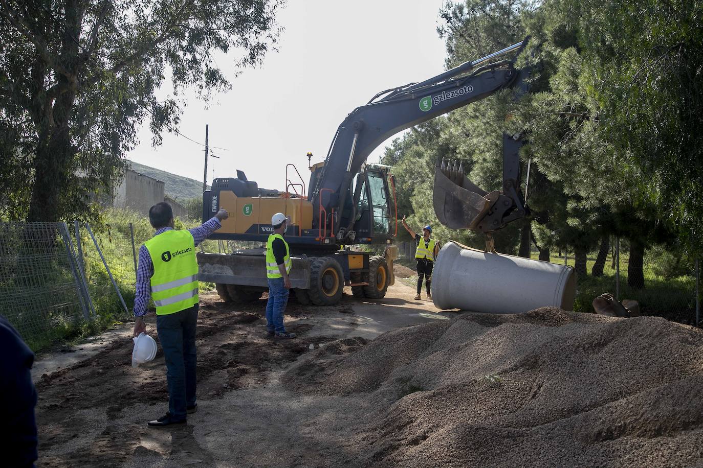 Fotos: Comunidad y Adif frenan en el Llano del Beal la eliminación de los vertidos mineros