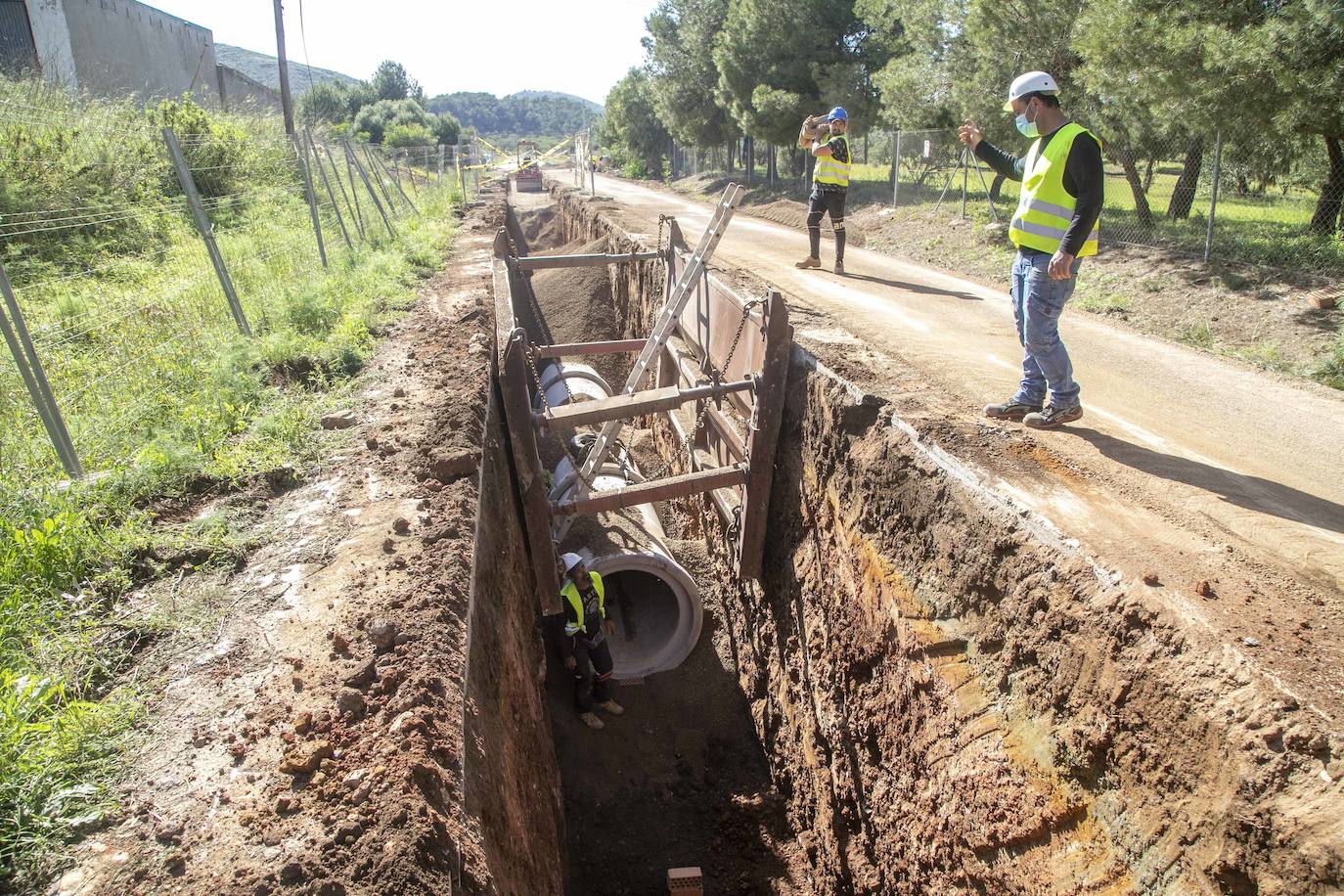 Fotos: Comunidad y Adif frenan en el Llano del Beal la eliminación de los vertidos mineros