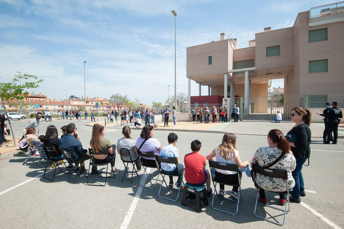 Fotos: Vecinos de Sangonera vigilan un edificio abandonado para evitar que lo okupen