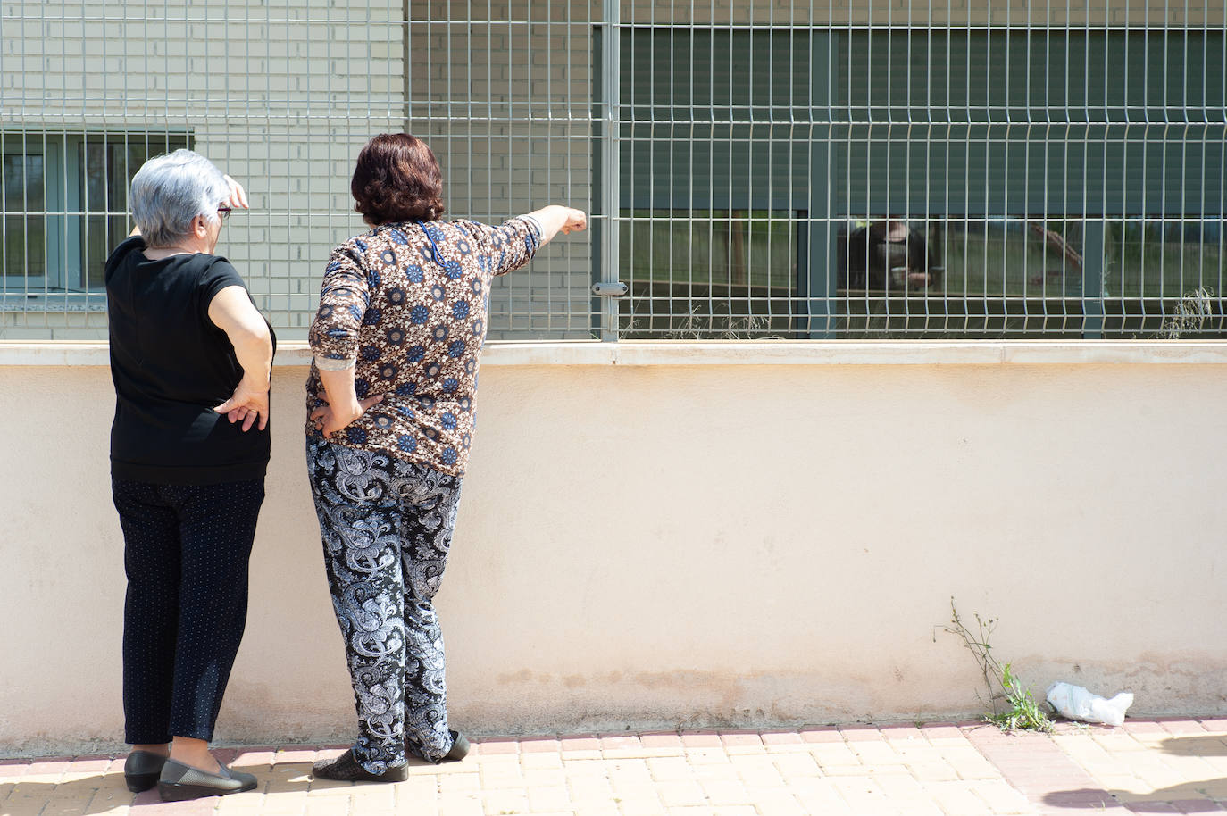 Fotos: Vecinos de Sangonera vigilan un edificio abandonado para evitar que lo okupen