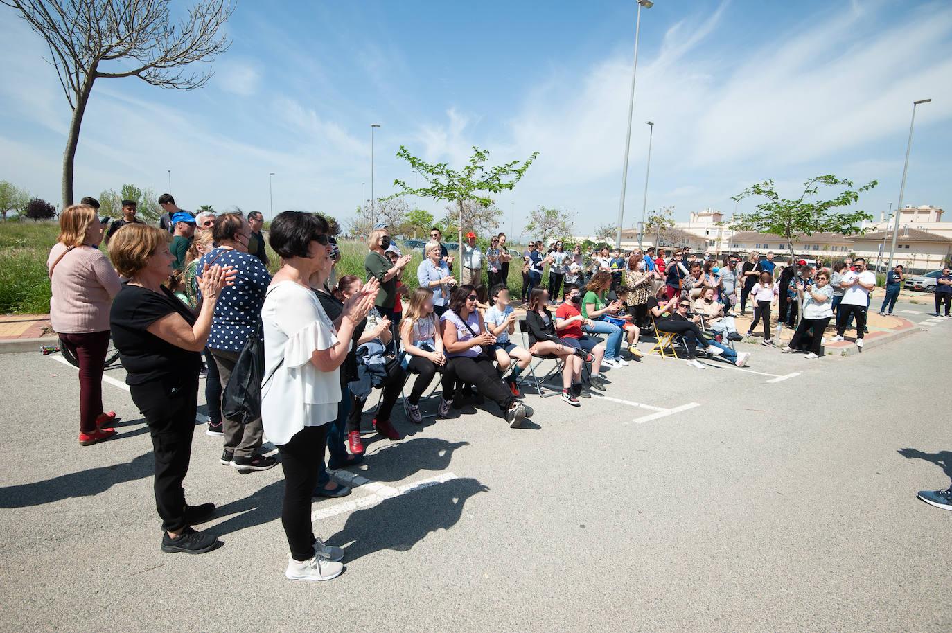 Fotos: Vecinos de Sangonera vigilan un edificio abandonado para evitar que lo okupen