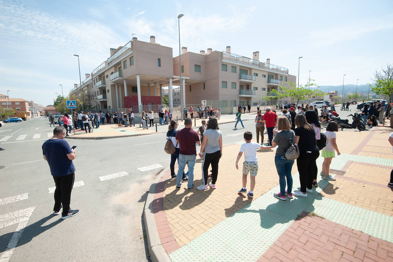 Fotos: Vecinos de Sangonera vigilan un edificio abandonado para evitar que lo okupen