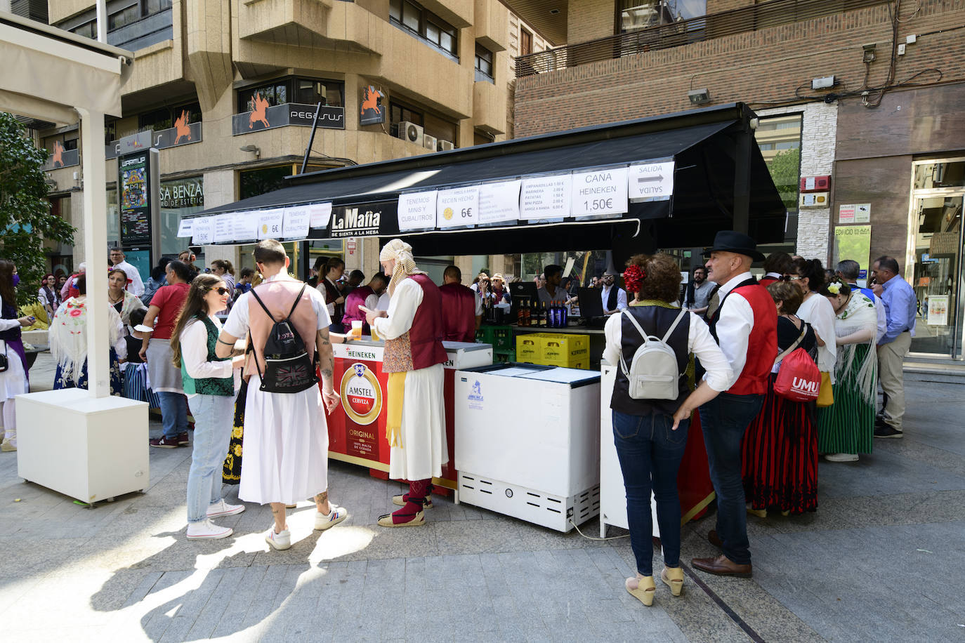 Decenas de personas, en la calle, este martes en el Bando de la Huerta. 