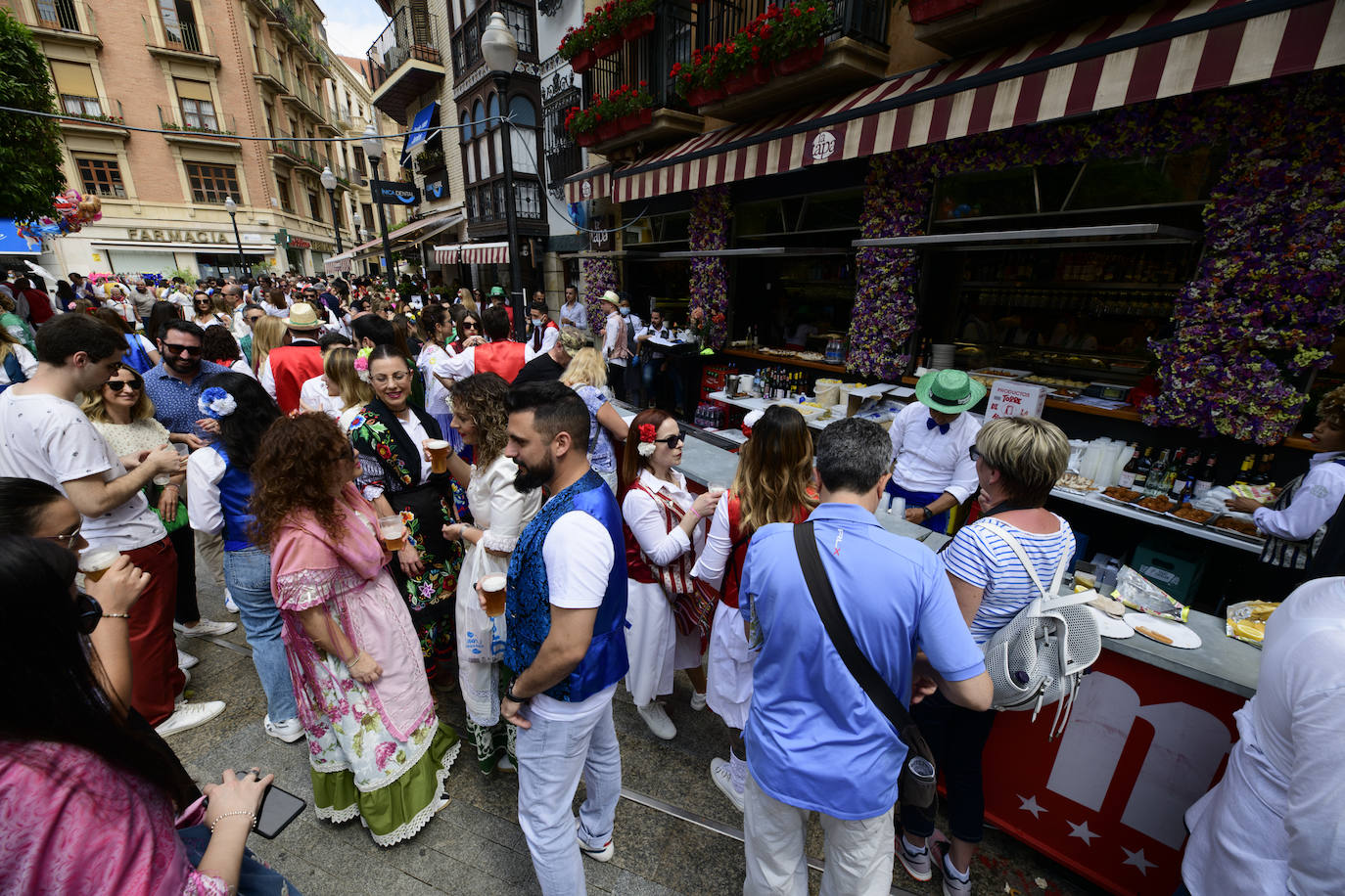 Decenas de personas, en la calle, este martes en el Bando de la Huerta. 