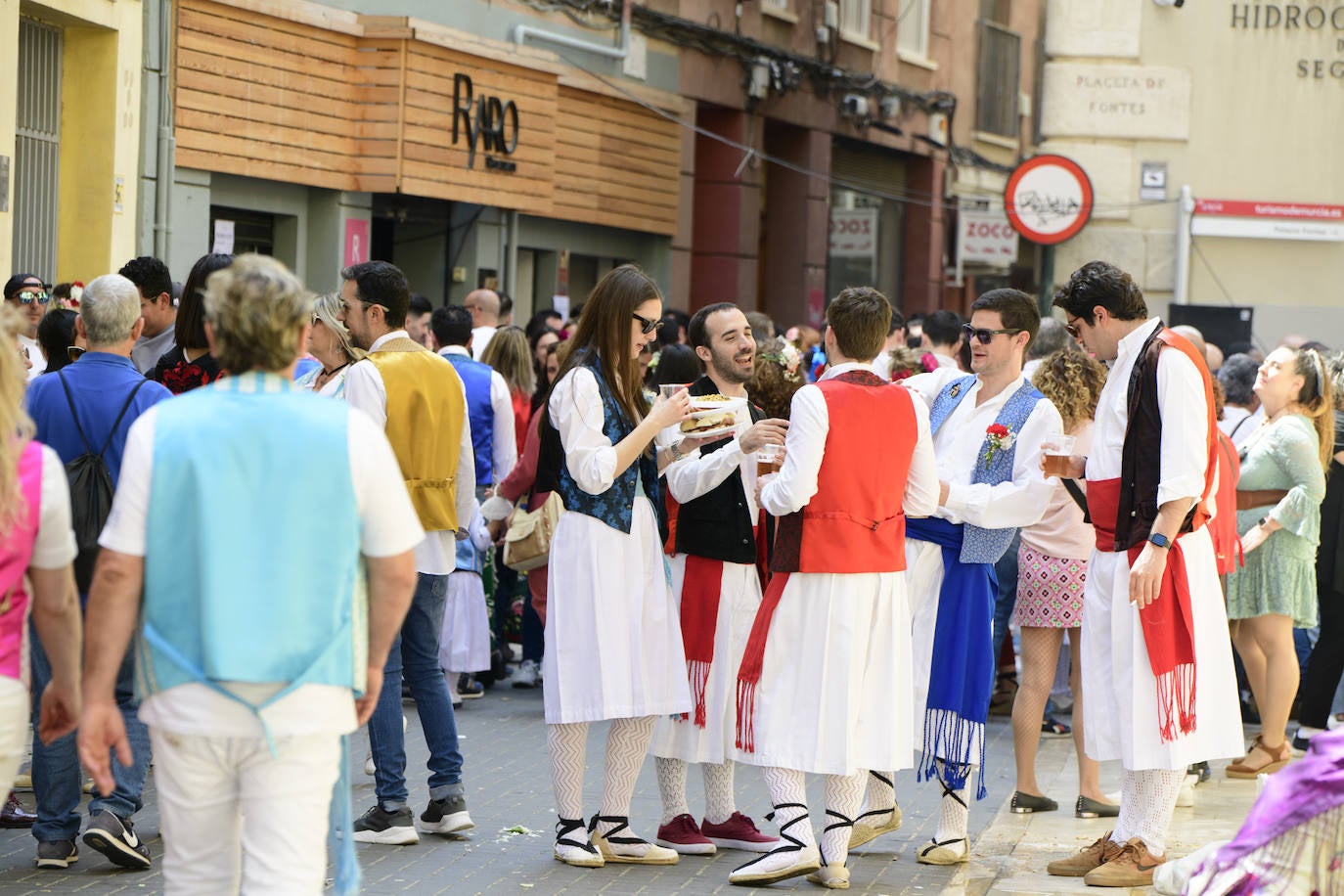 Decenas de personas, en la calle, este martes en el Bando de la Huerta. 