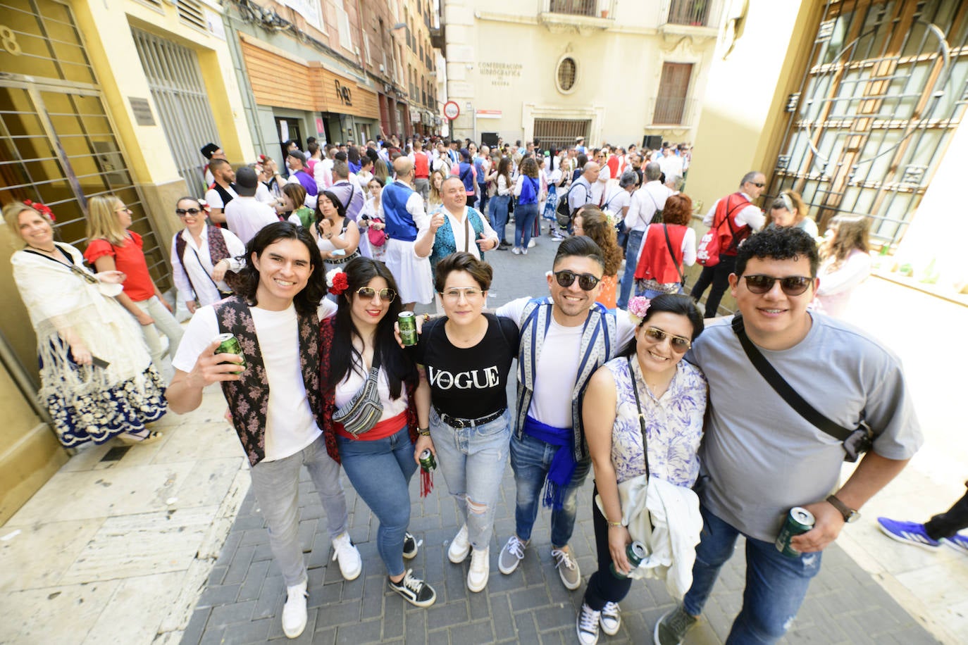 Decenas de personas, en la calle, este martes en el Bando de la Huerta. 