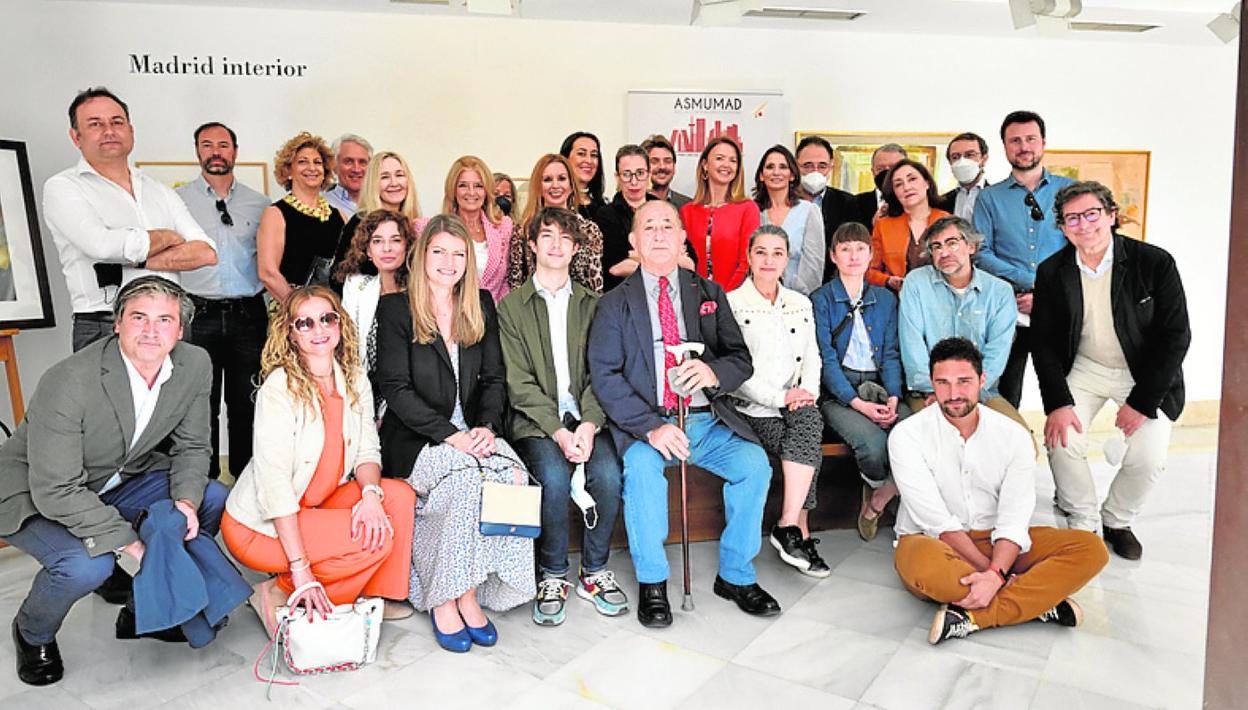Foto de familia de los visitantes a la exposición 'Madrid interior'. 