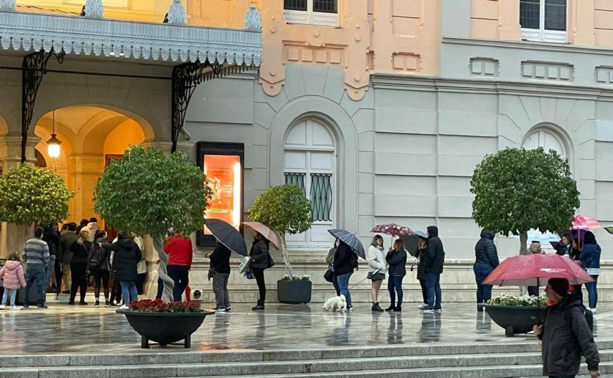 Colas en el punto habilitado en la plaza del Romea. 