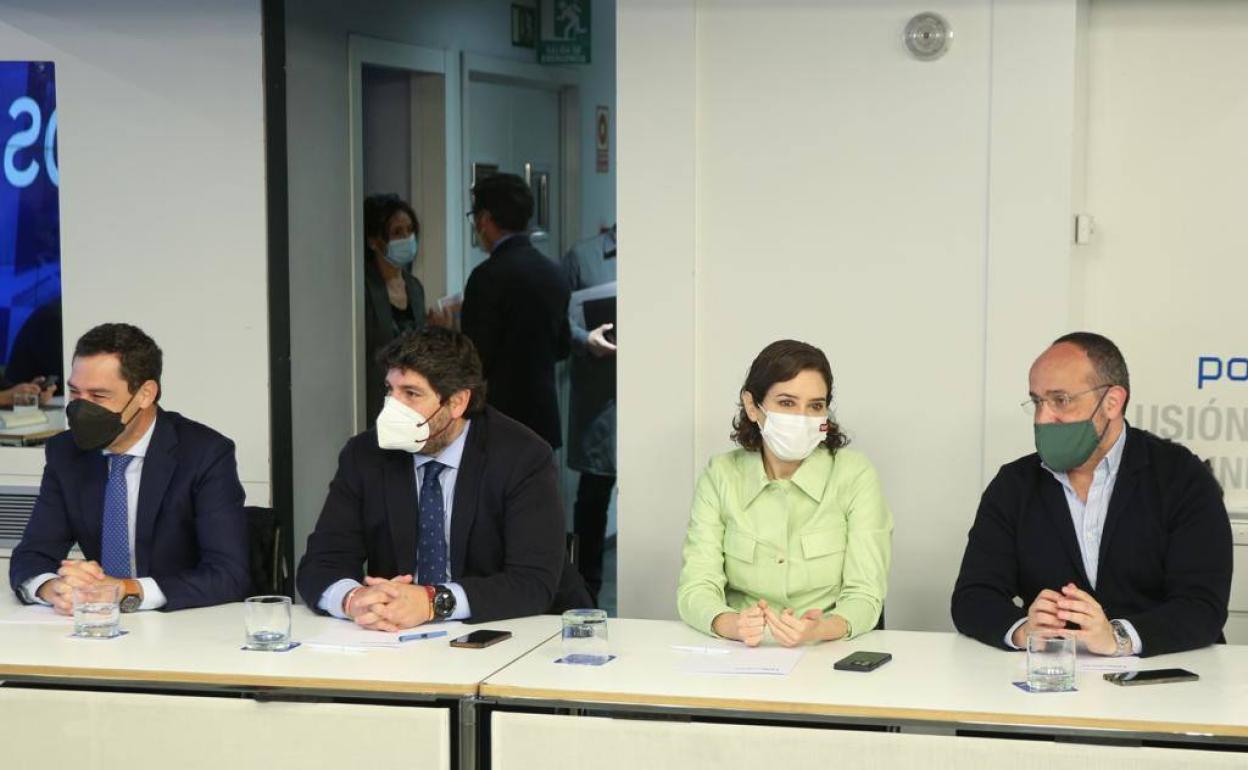 Fernando López Miras, junto con Isabel Díaz Ayuso y Juanma Moreno, en la reunión del Comité Ejecutivo Nacional.