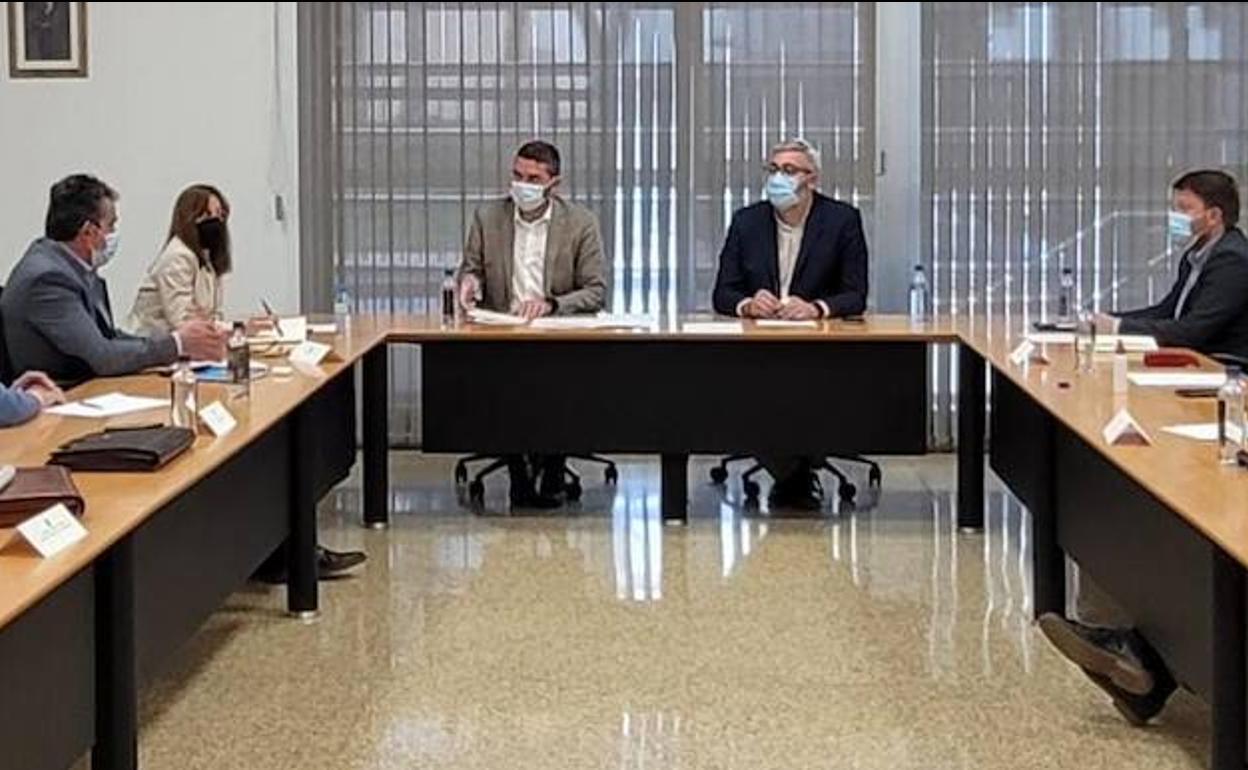 La reunión con las organizaciones agrarias y Fecoam para valorar los daños en el campo, este miércoles. 