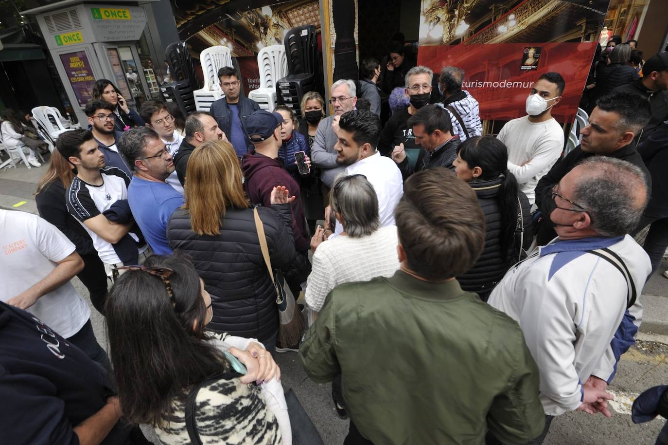 Fotos: Indignación por los problemas en la venta de sillas para el Entierro de la Sardina