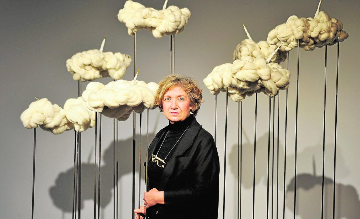 Concha Martínez Montalvo, junto a su instalación 'Unicornios', expuesta en el Centro Párraga. 