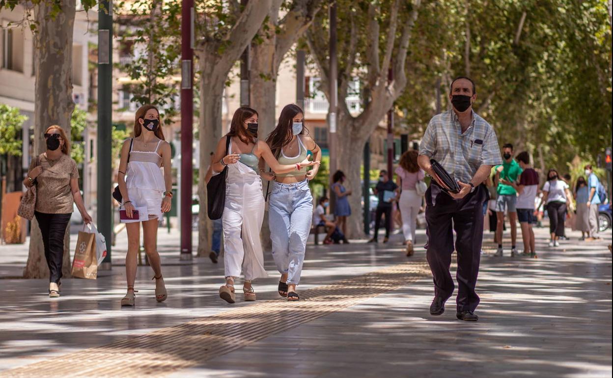 Vecinos paseando por el centro de Murcia.