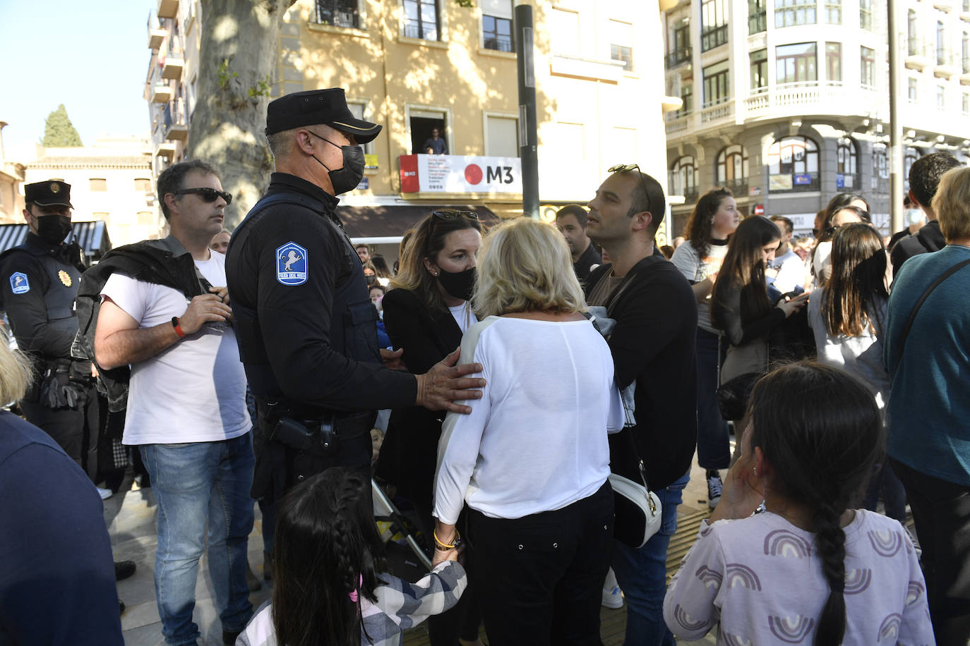 Fotos: Problemas con las sillas obligan a paralizar el arranque de la Batalla de las Flores