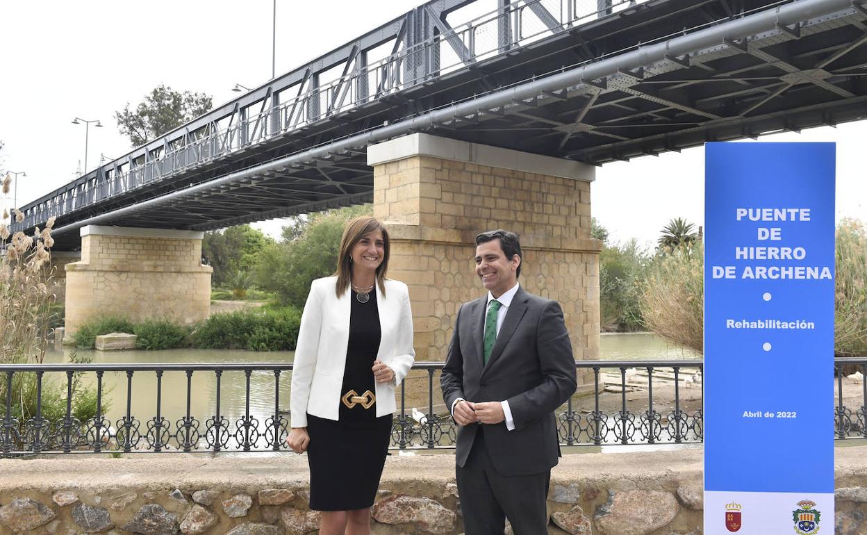 Patricia Fernández y José Ramón Díez de Revenga, este viernes, frente al puente de entrada a Archena.
