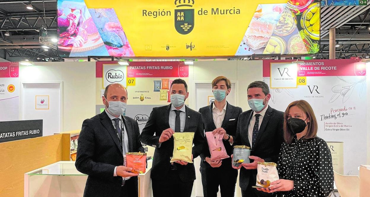 El consejero Antonio Luengo y los directores del Instituto de Fomento y de Agricultura, durante su visita al estand de la Región de Murcia. 