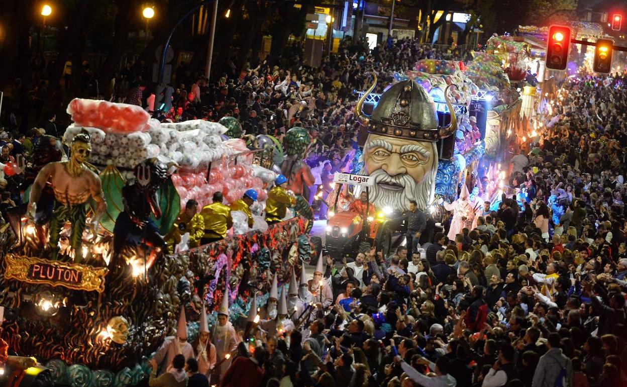 Dos carrozas de la última edición del desfile, celebrada en 2019.