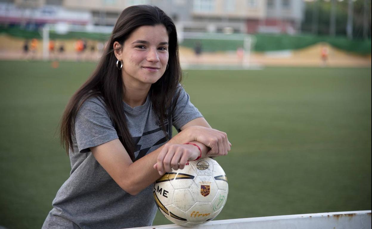 Violeta Quiles, delantera del Alhama, el pasado jueves en el campo de Ciudad Jardín, en Cartagena. 