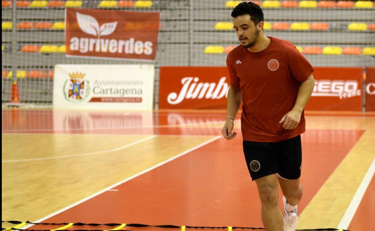 Meira toca el balón en el Palacio, en una sesión de recuperación.