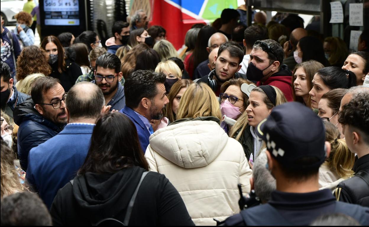 Mario Gómez ofrece explicaciones por el caos de las sillas a decenas de usuarios que se encontraban en el punto de venta físico este viernes. 